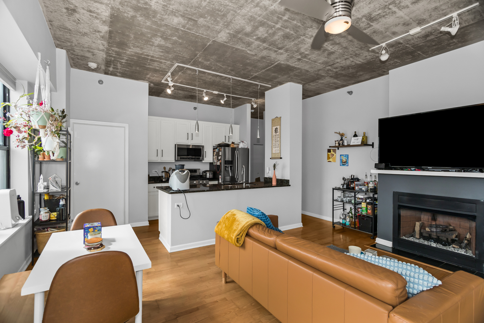 1122 W Catalpa Avenue Unit: 706