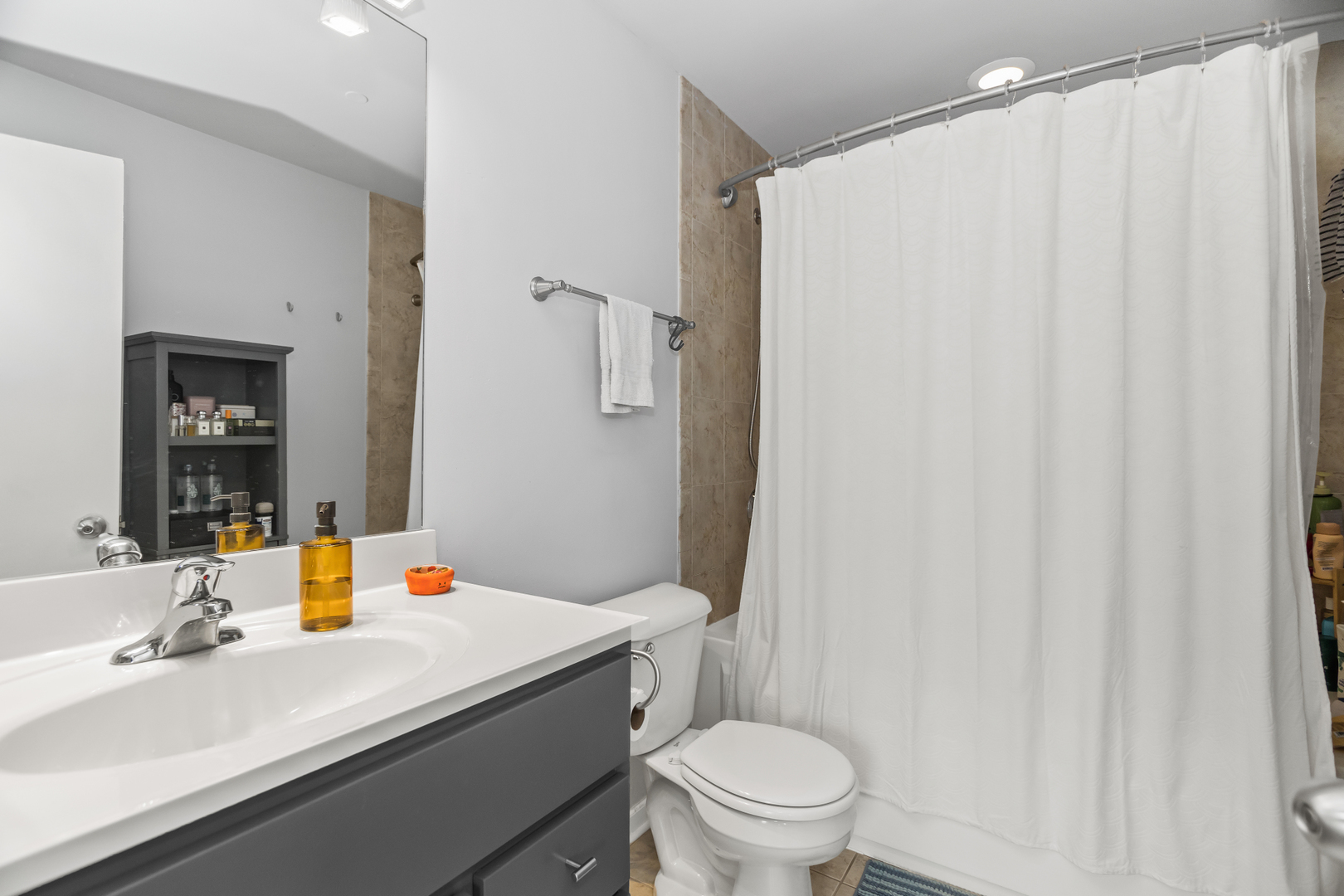 1122 W Catalpa Avenue Unit: 706