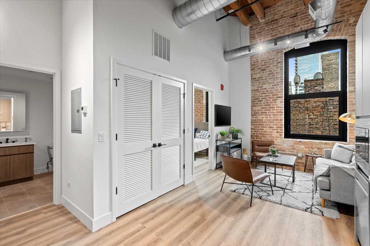 153 W Ohio Street Unit: 209