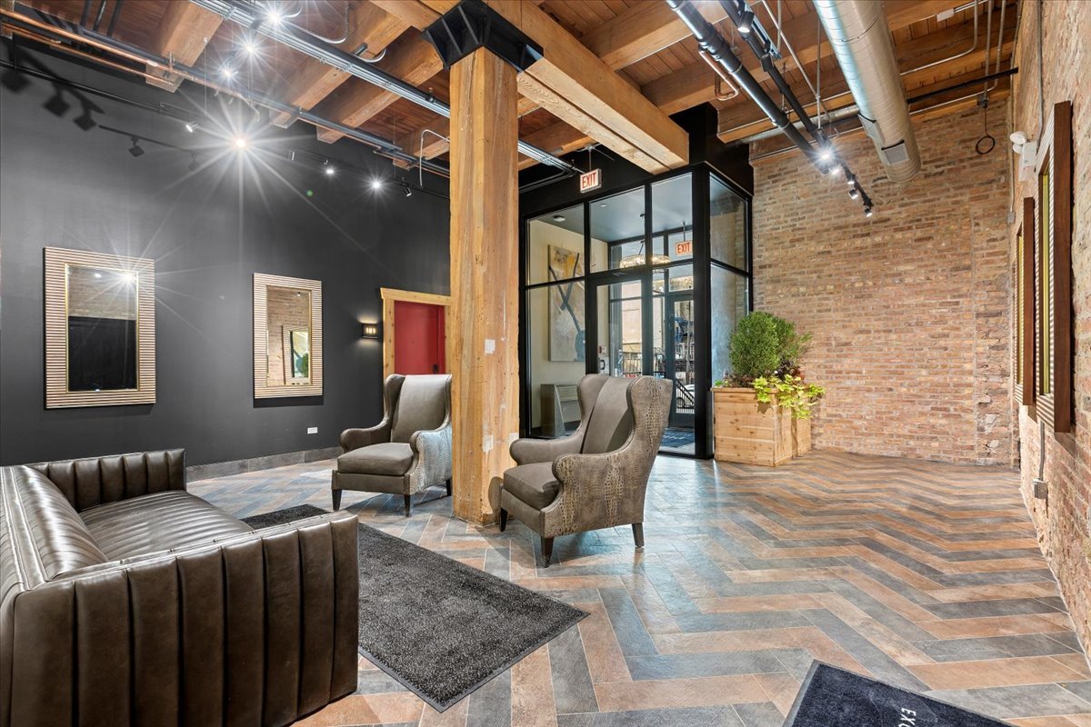 153 W Ohio Street Unit: 504