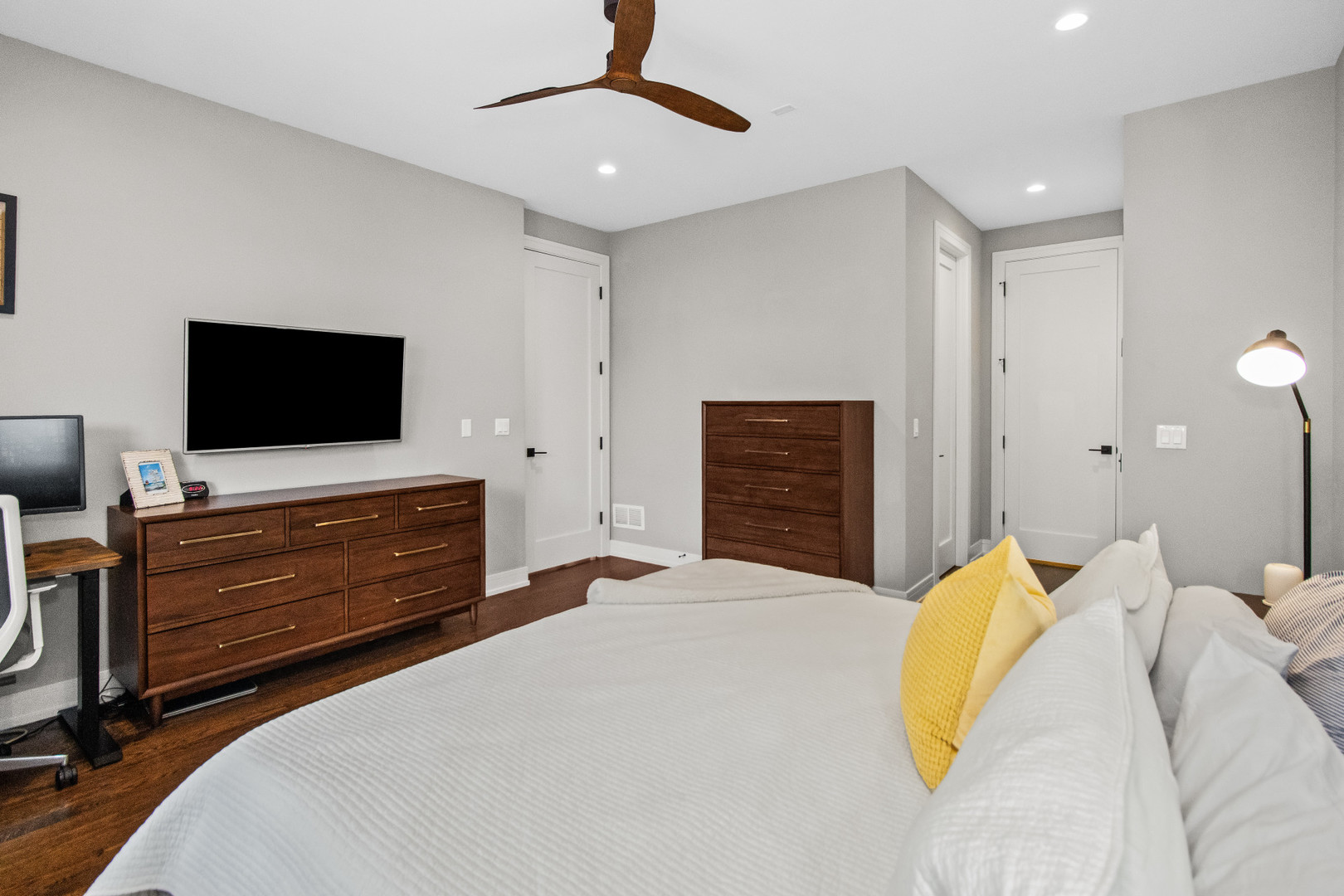 3032 W Lyndale Street Unit: 2E