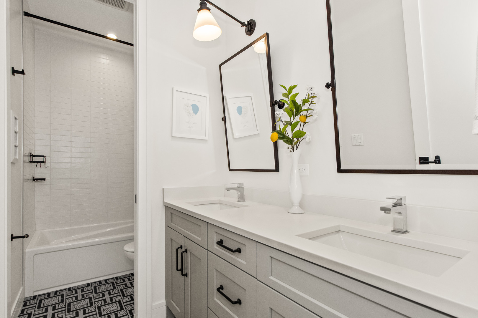 3032 W Lyndale Street Unit: 2E