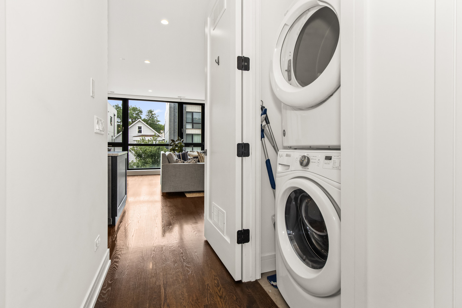 3032 W Lyndale Street Unit: 2E