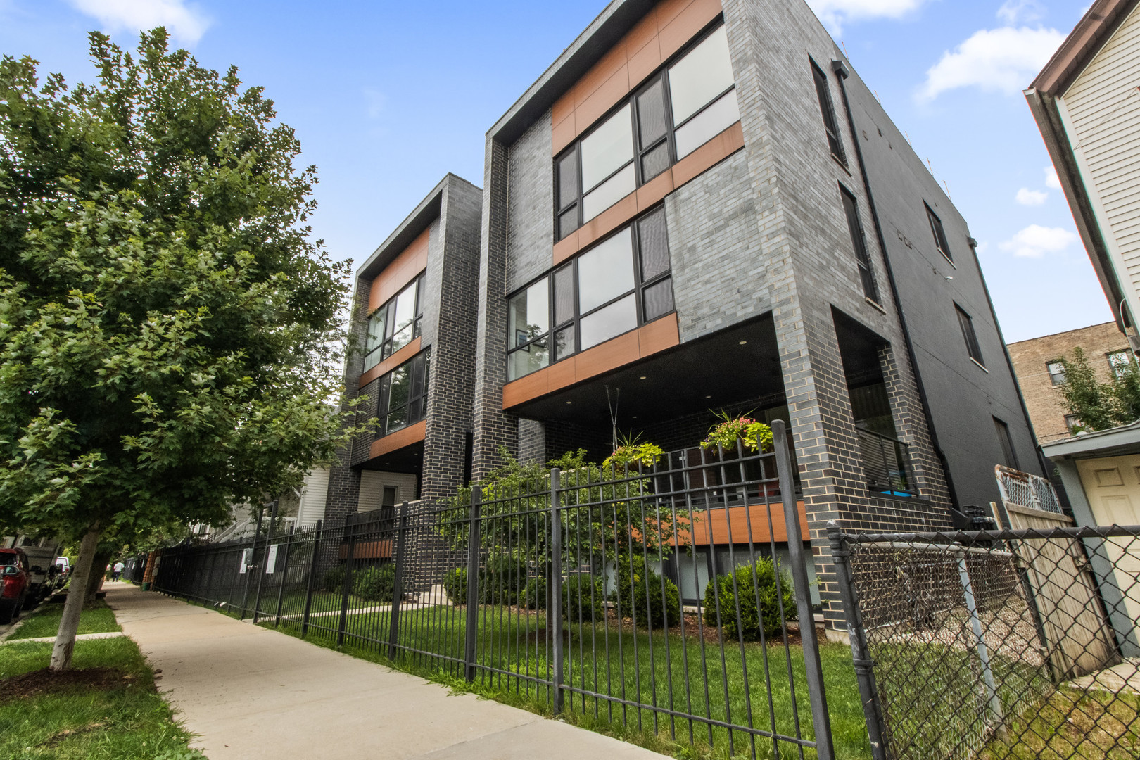 3032 W Lyndale Street Unit: 2E
