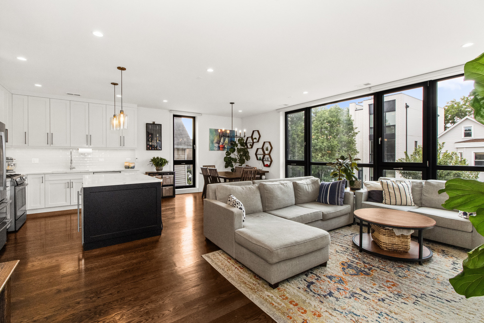 3032 W Lyndale Street Unit: 2E