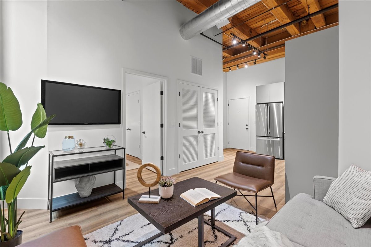 153 W Ohio Street Unit: 208