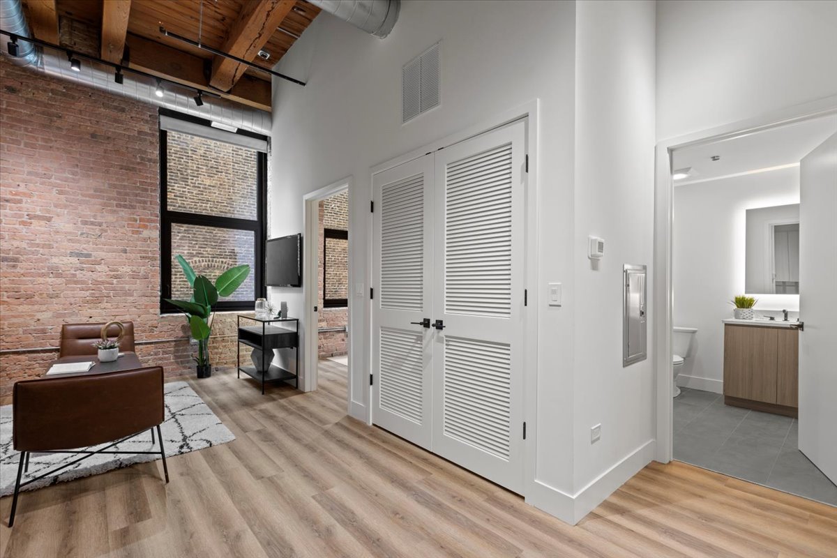 153 W Ohio Street Unit: 208