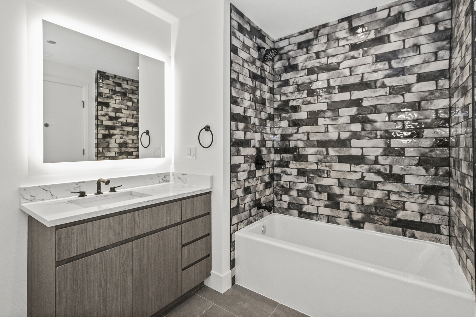 153 W Ohio Street Unit: 207