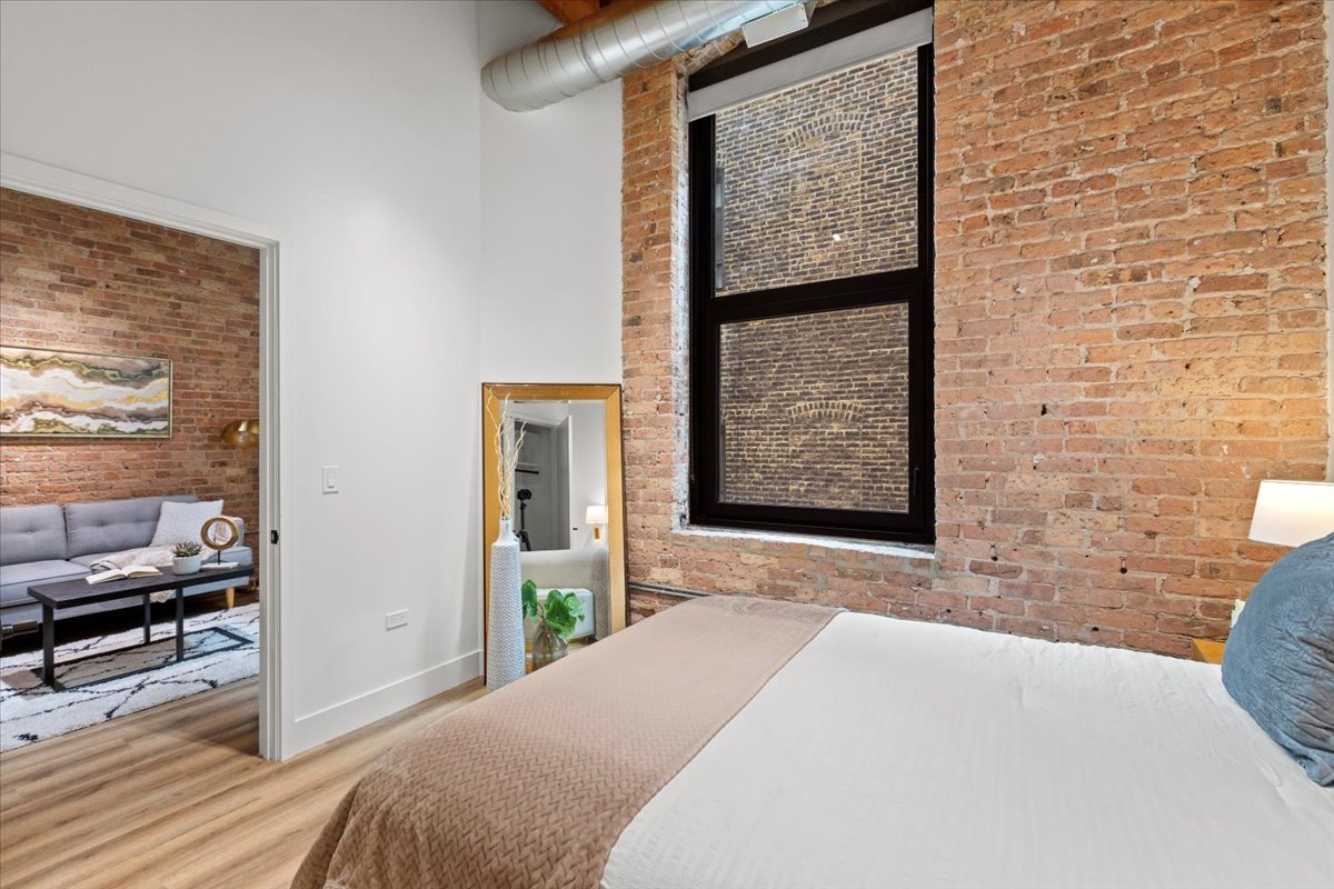 153 W Ohio Street Unit: 208