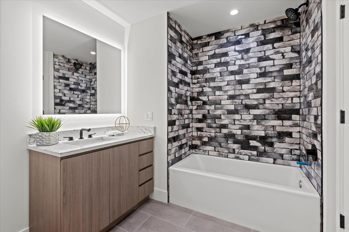 153 W Ohio Street Unit: 409