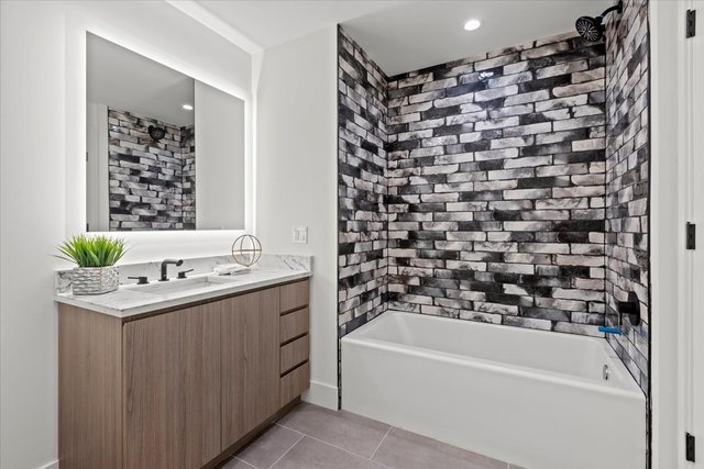 153 W Ohio Street Unit: 209