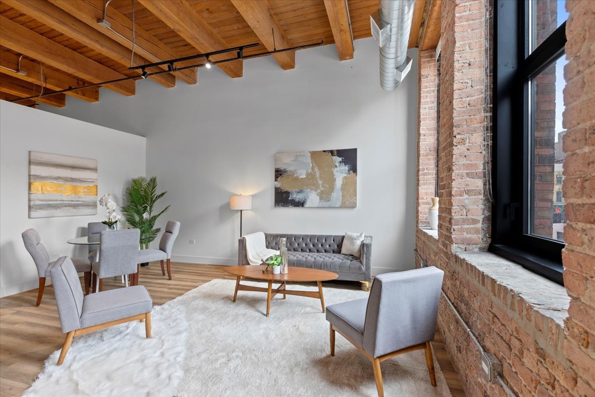 153 W Ohio Street Unit: 202