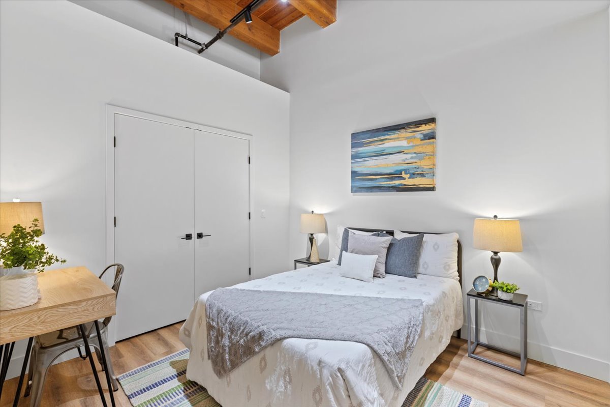 153 W Ohio Street Unit: 202