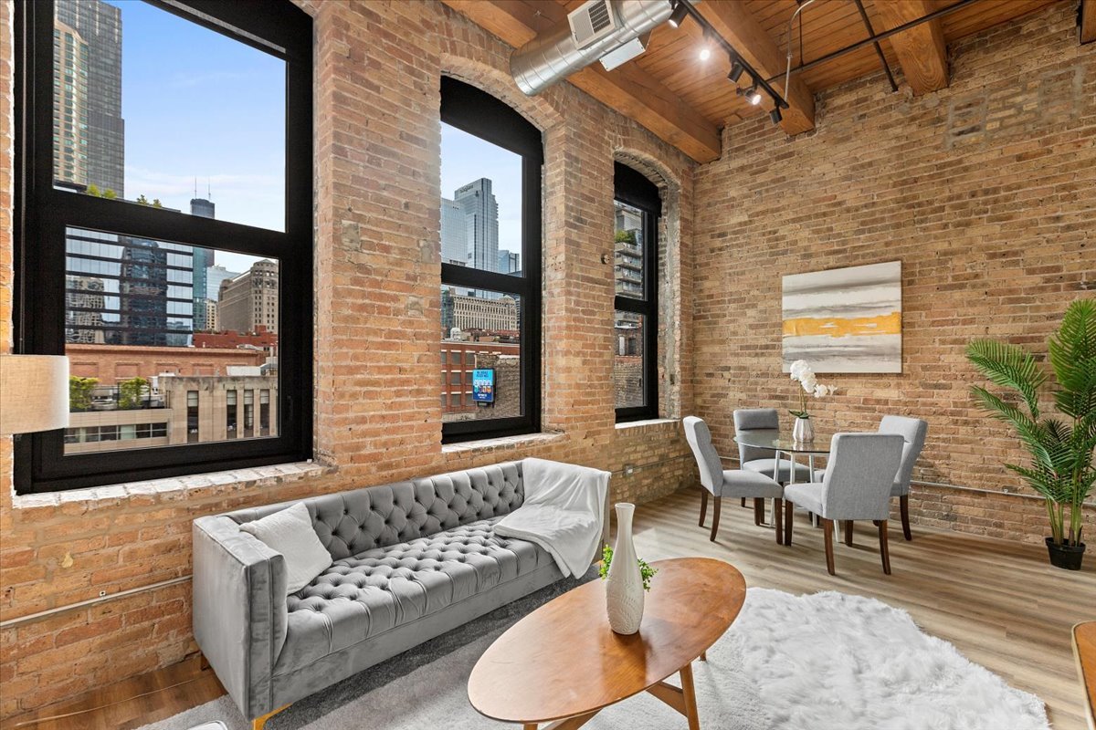 153 W Ohio Street Unit: 204