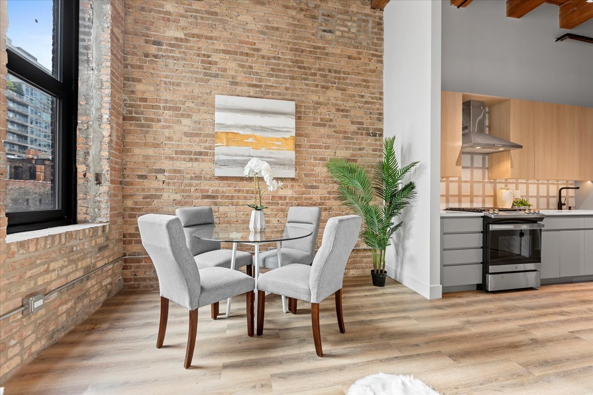 153 W Ohio Street Unit: 204