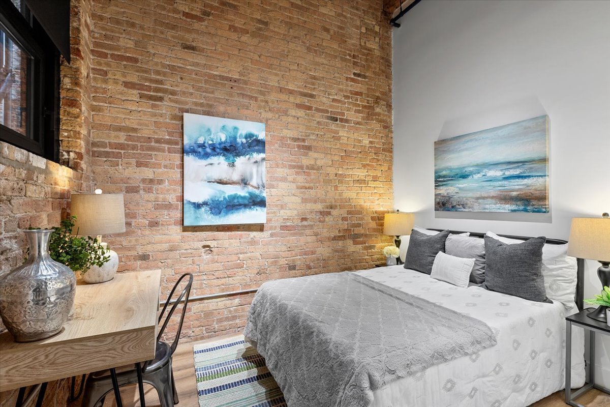 153 W Ohio Street Unit: 204