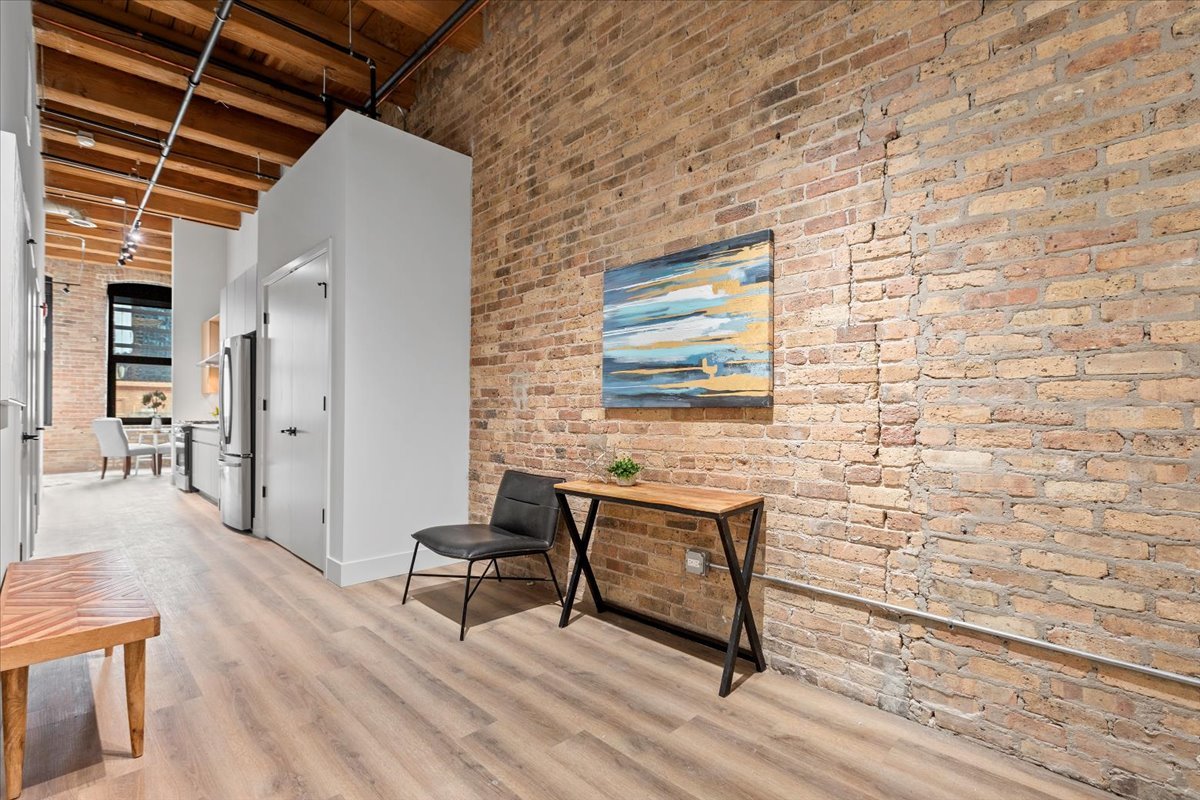 153 W Ohio Street Unit: 204