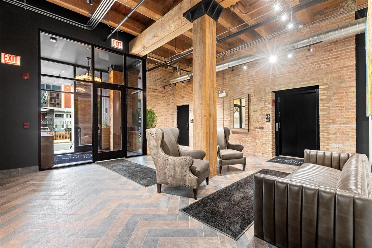 153 W Ohio Street Unit: 204