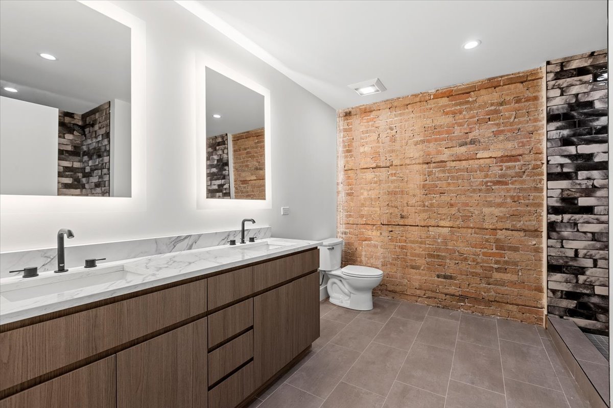 153 W Ohio Street Unit: 104