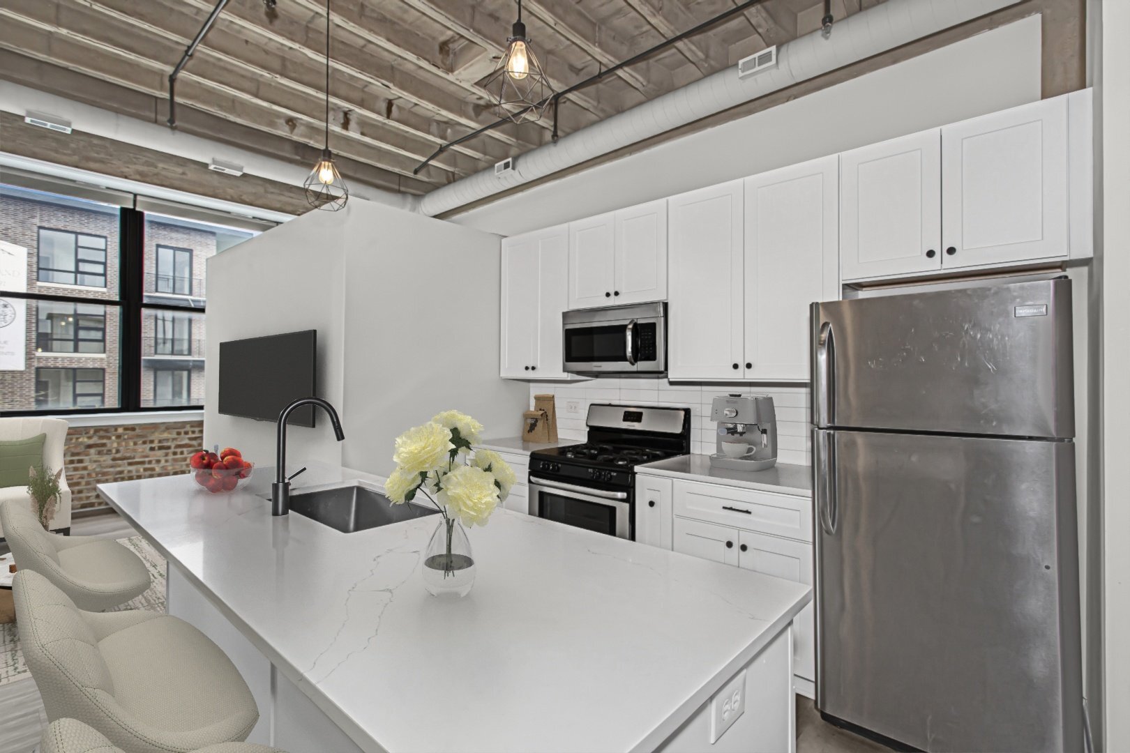1600 W Adams Street Unit: 202