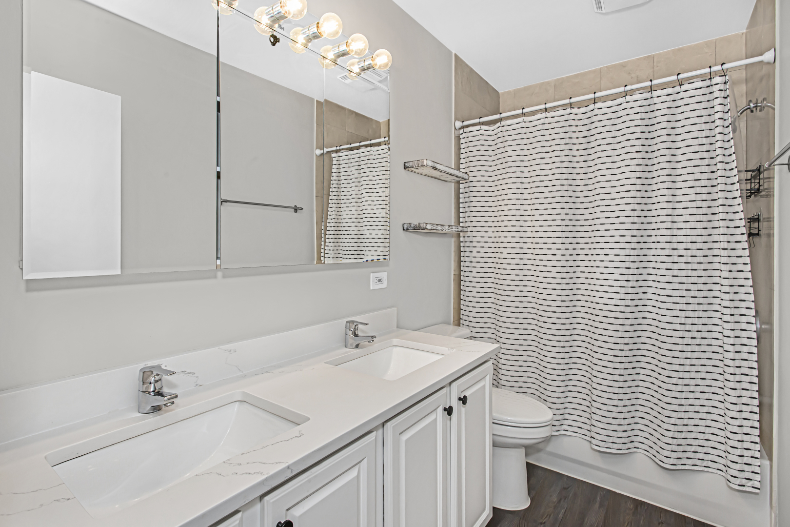 1600 W Adams Street Unit: 202