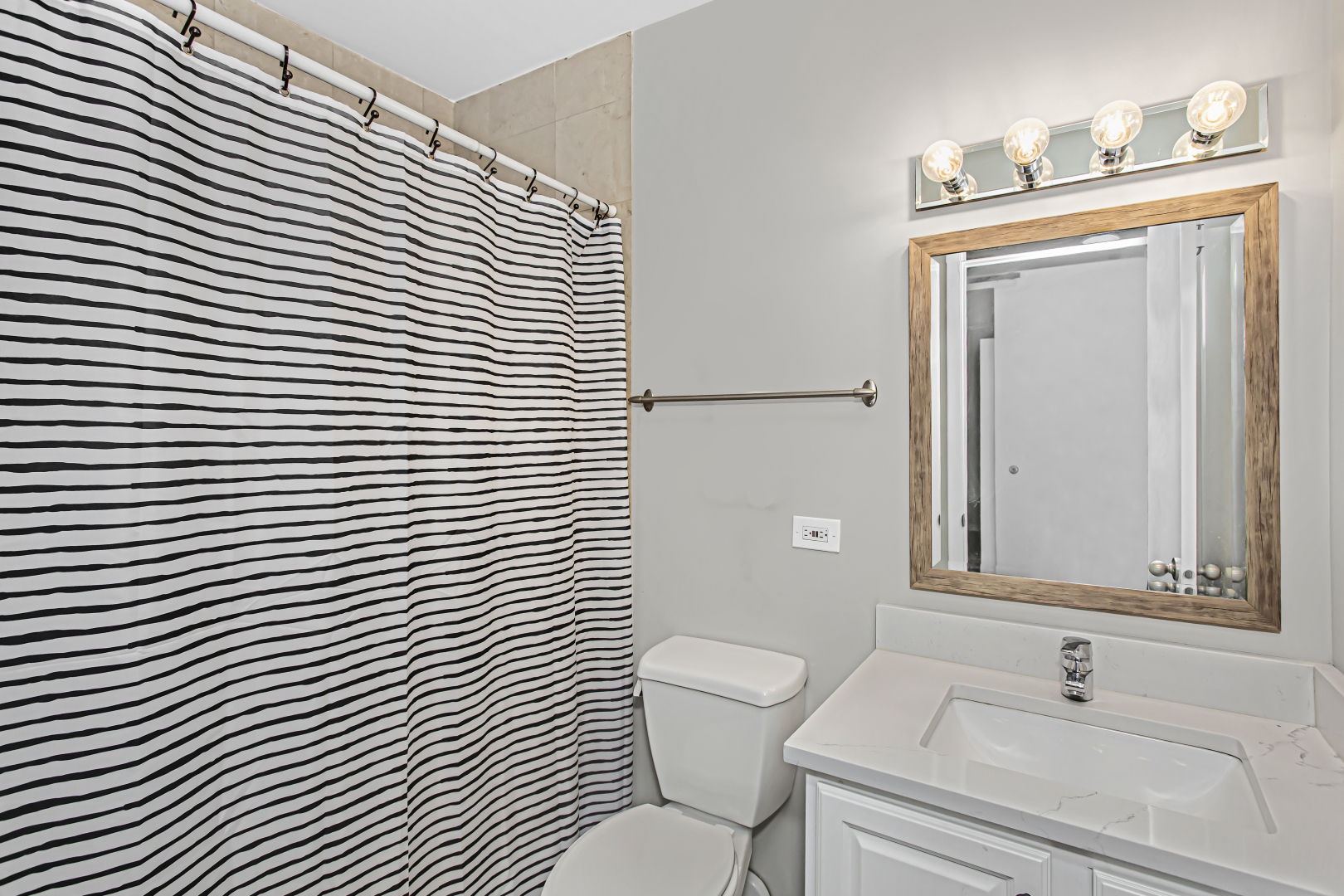 1600 W Adams Street Unit: 202