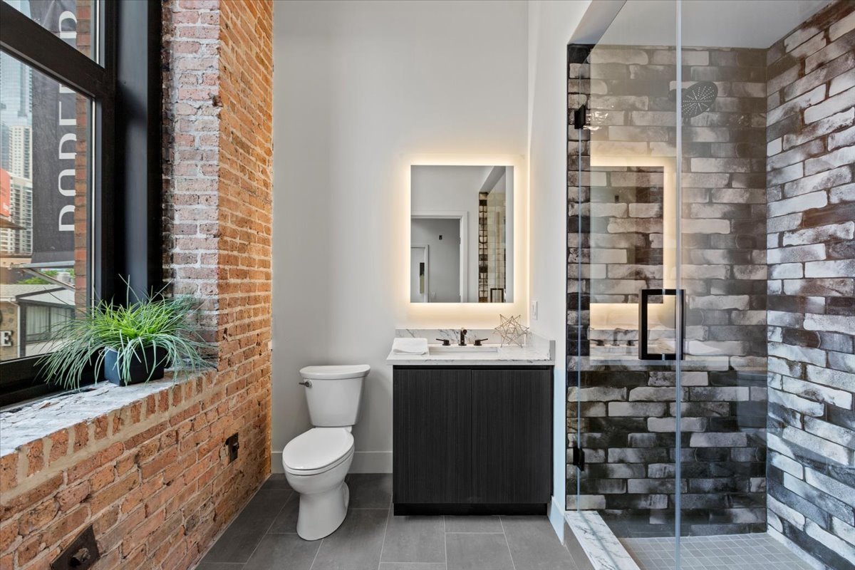153 W Ohio Street Unit: 202