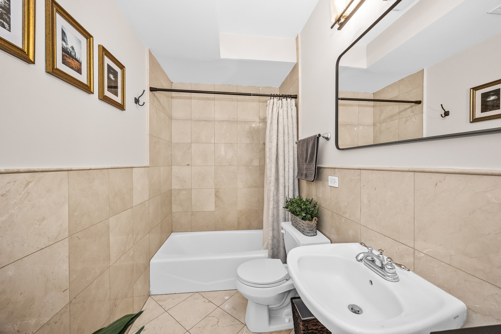 2003 W Superior Street Unit: 1E