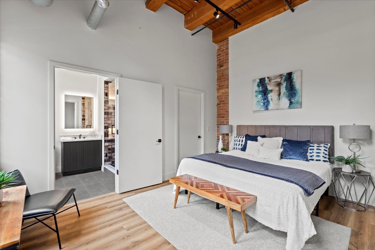 153 W Ohio Street Unit: 202
