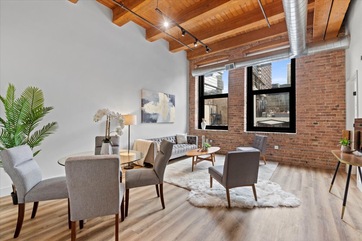 153 W Ohio Street Unit: 202