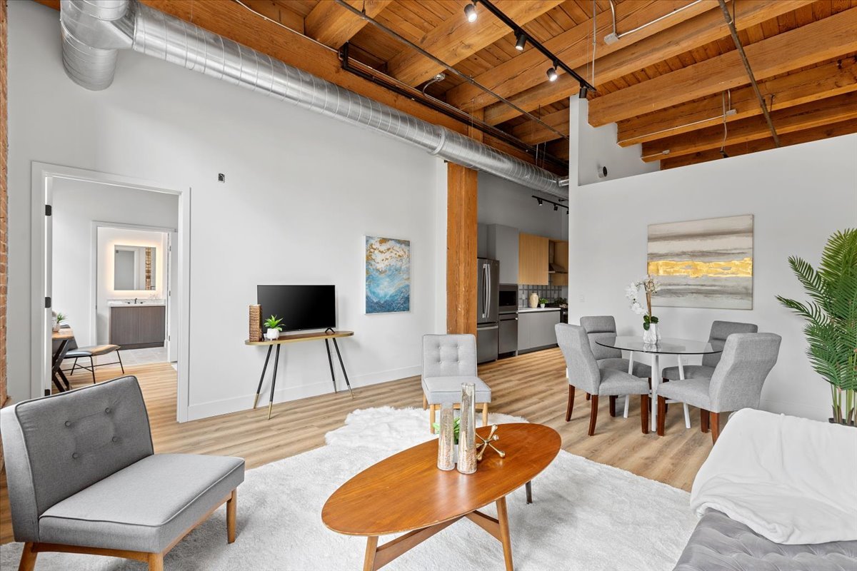 153 W Ohio Street Unit: 202
