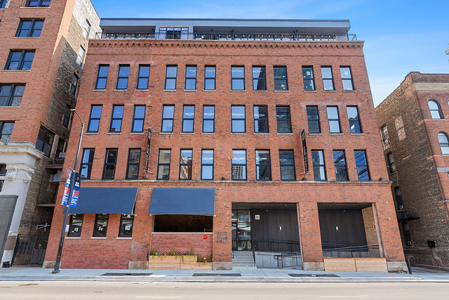 153 W Ohio Street Unit: 202