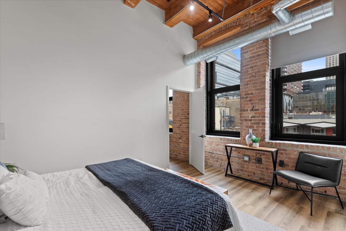153 W Ohio Street Unit: 202