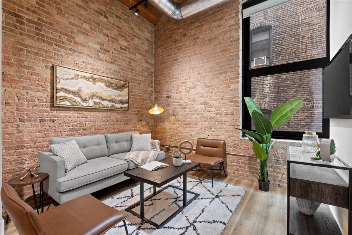 153 W Ohio Street Unit: 208