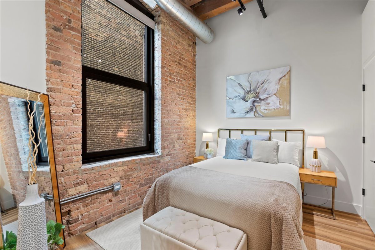 153 W Ohio Street Unit: 208