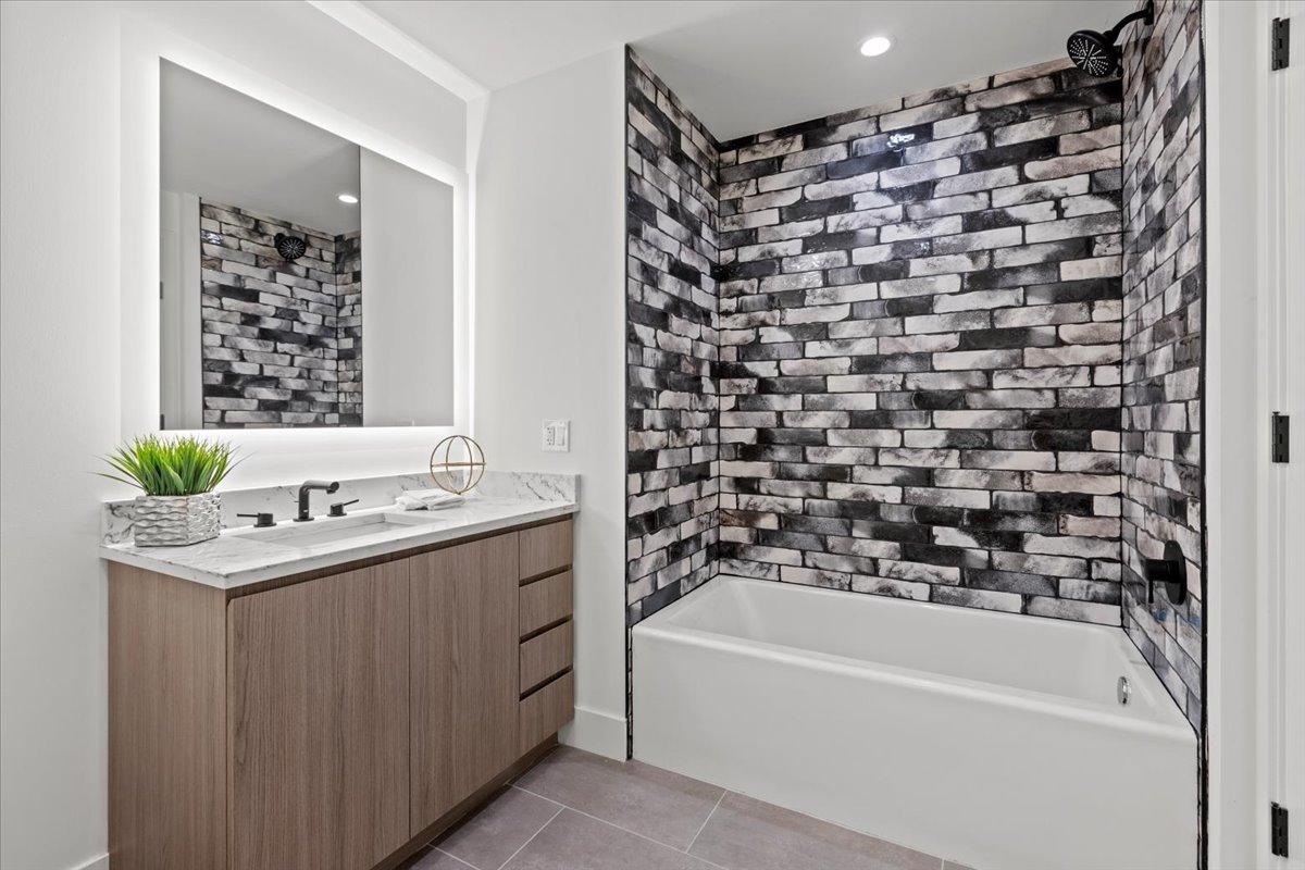 153 W Ohio Street Unit: 208