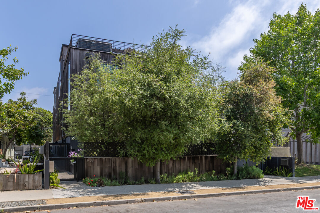 520 W Broadway St