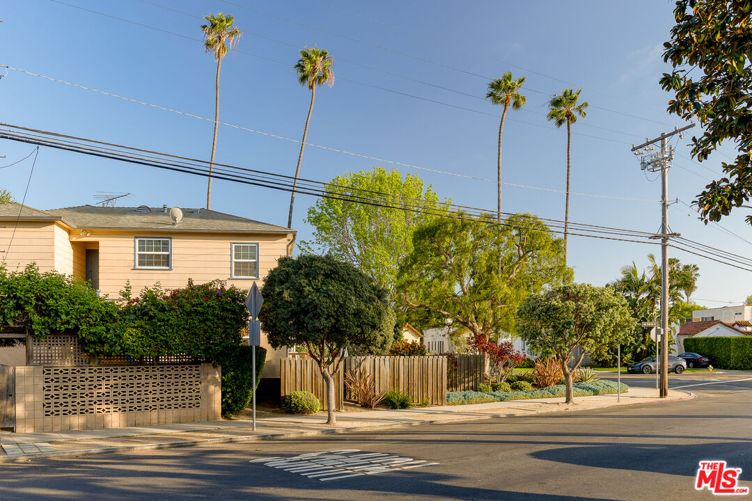 1121 Grant Ave
