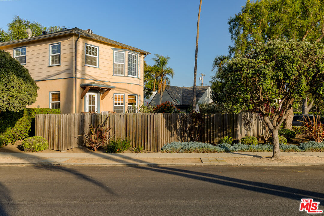 1121 Grant Ave