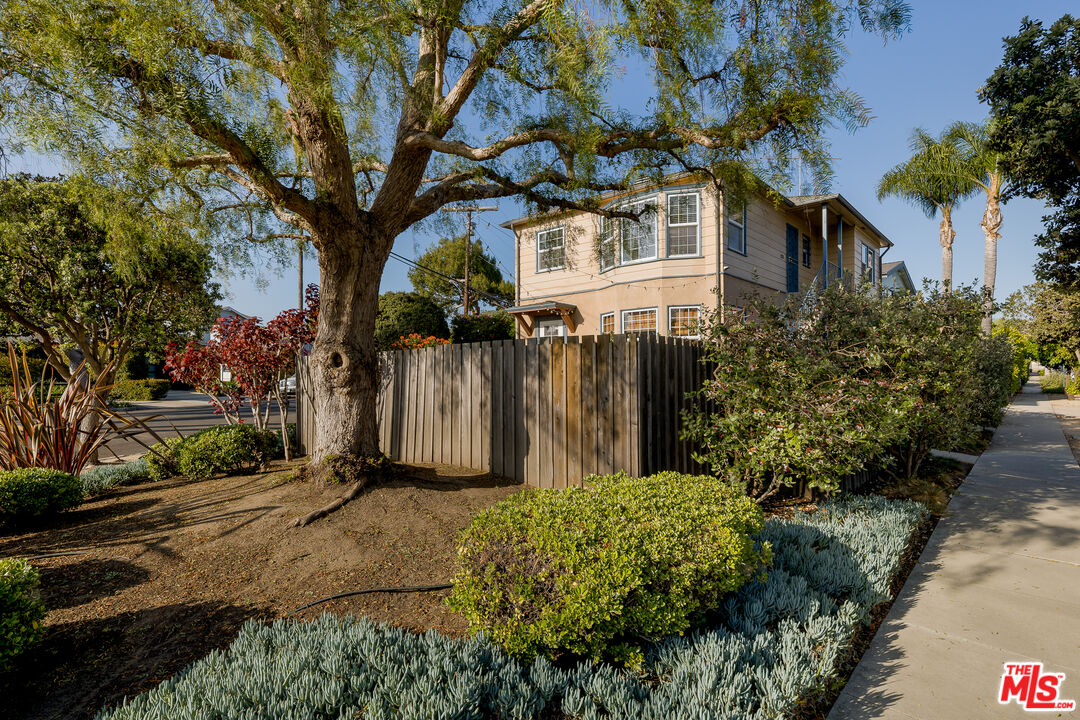 1121 Grant Ave