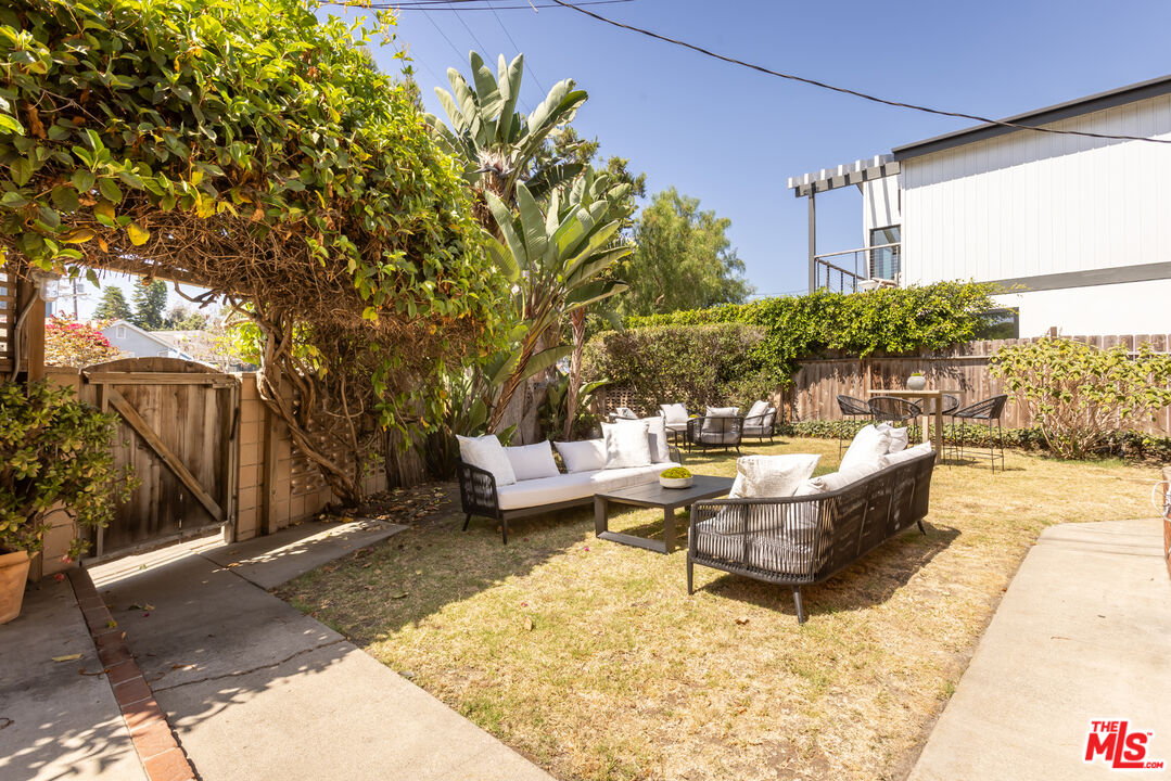 1121 Grant Ave