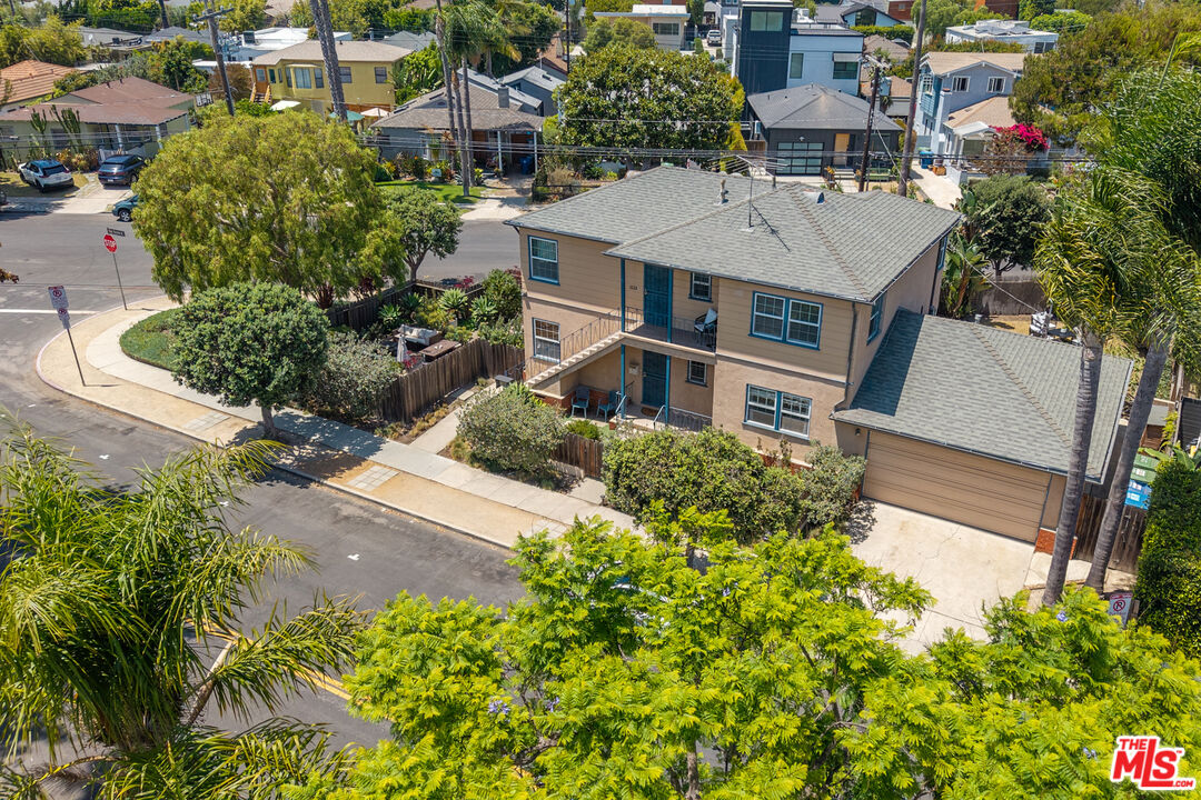 1121 Grant Ave