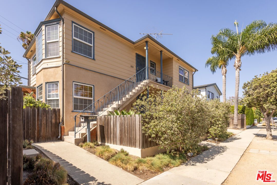1121 Grant Ave