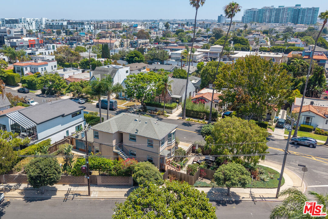 1121 Grant Ave