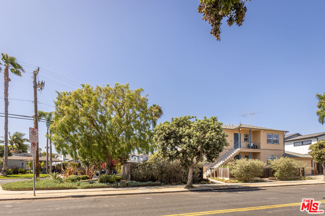 1121 Grant Ave