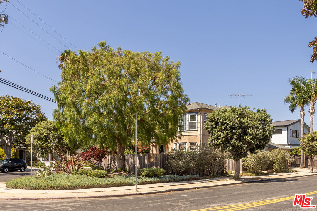 1121 Grant Ave