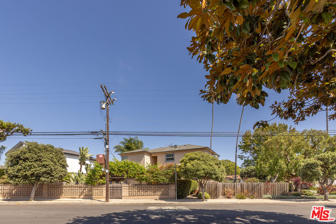 1121 Grant Ave