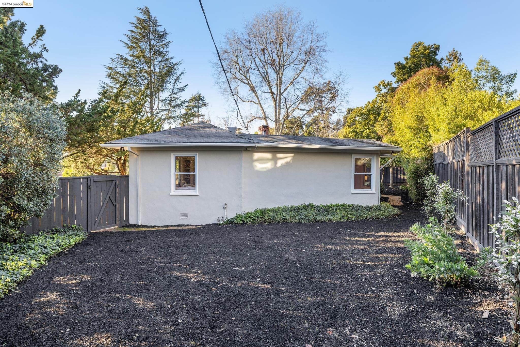 2636 La Cuesta Ave