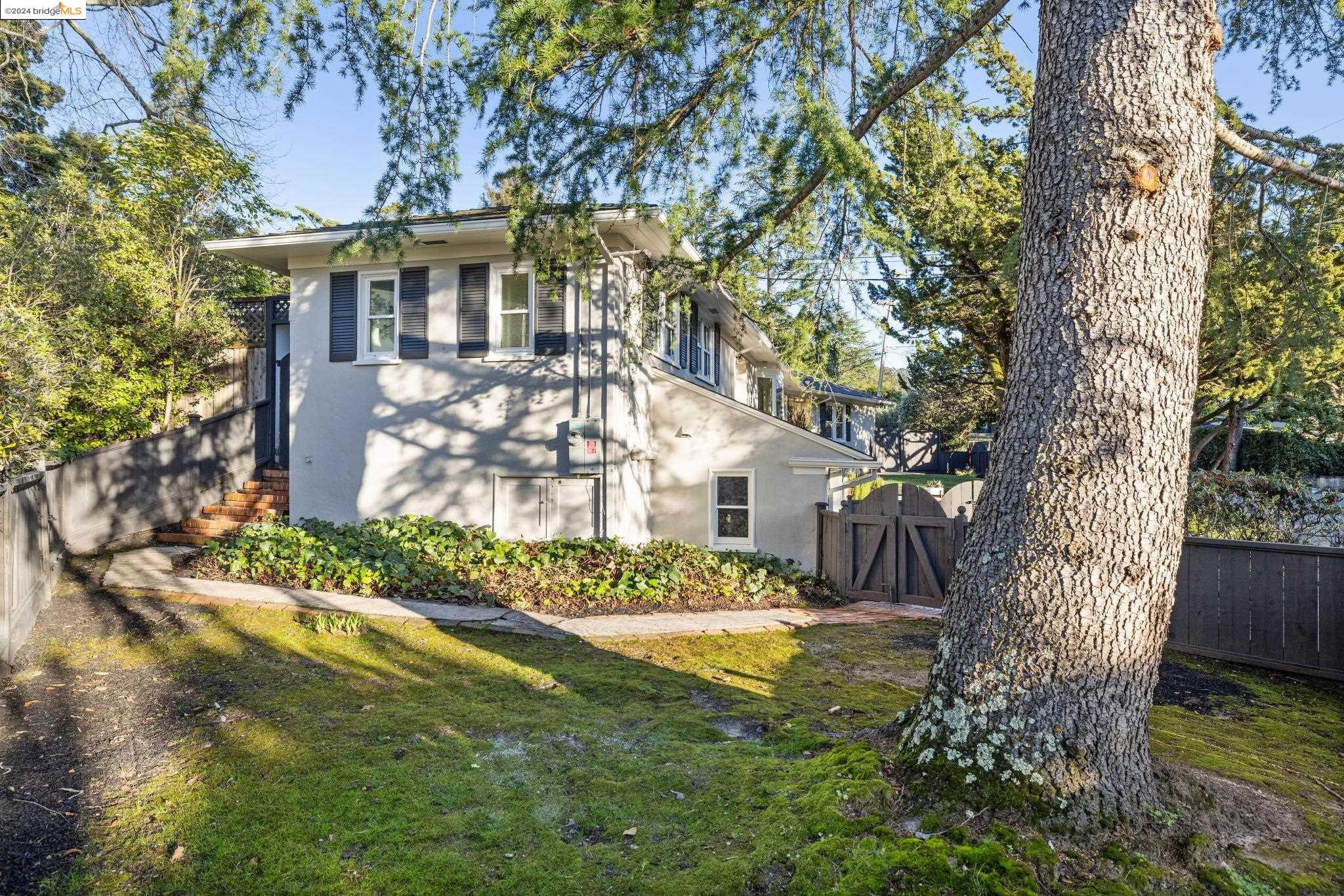 2636 La Cuesta Ave