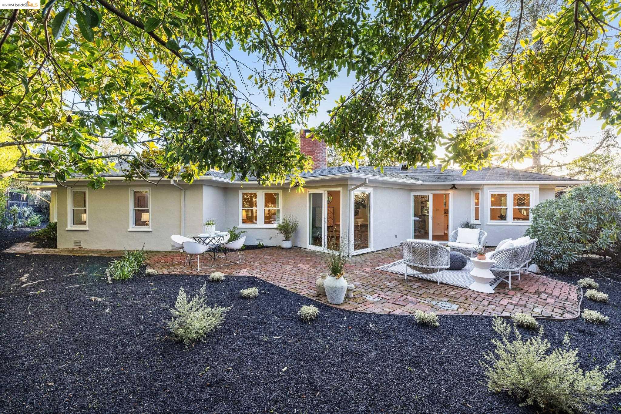 2636 La Cuesta Ave